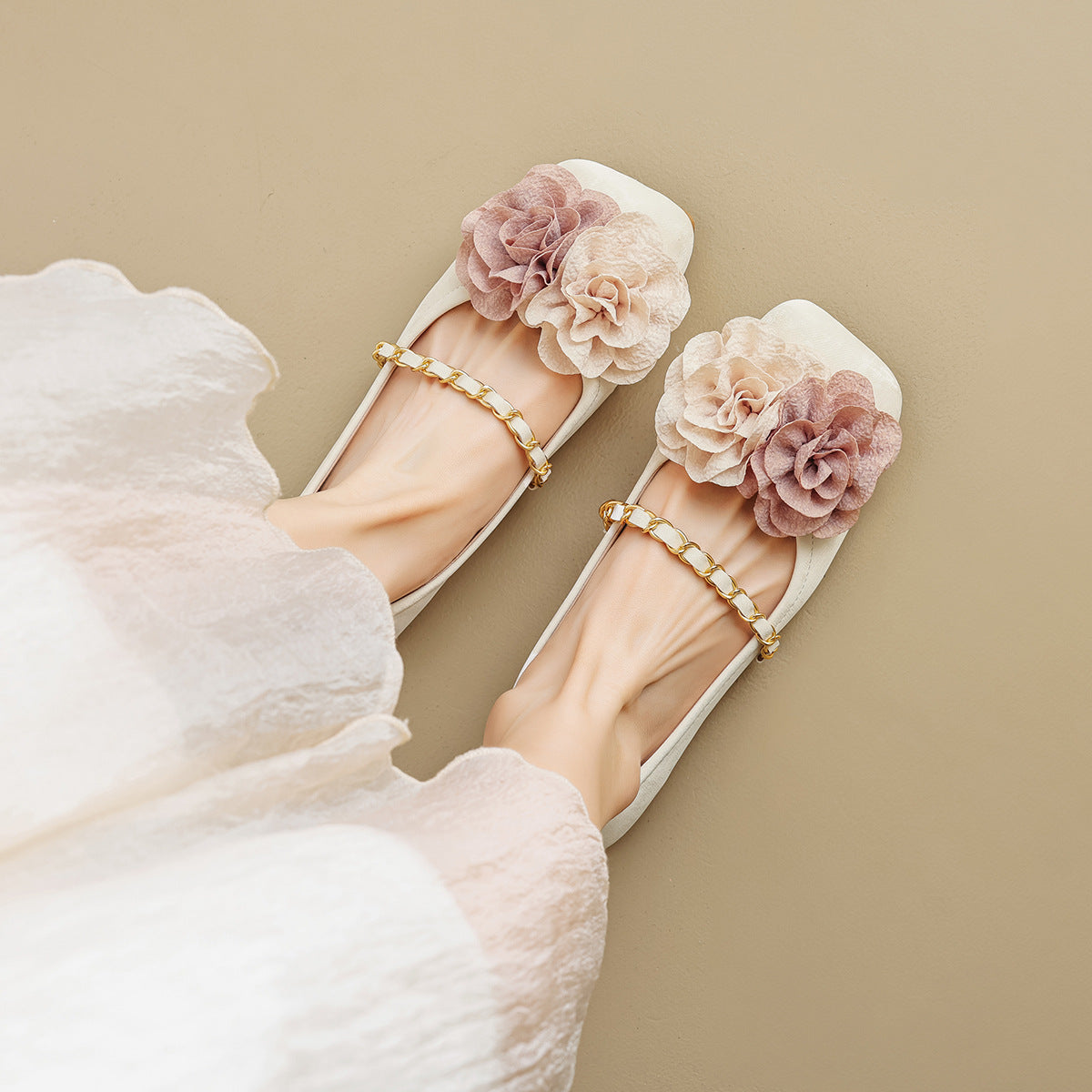 Damen Ballerinas mit dekorativem Blumenakzent und goldener Kette