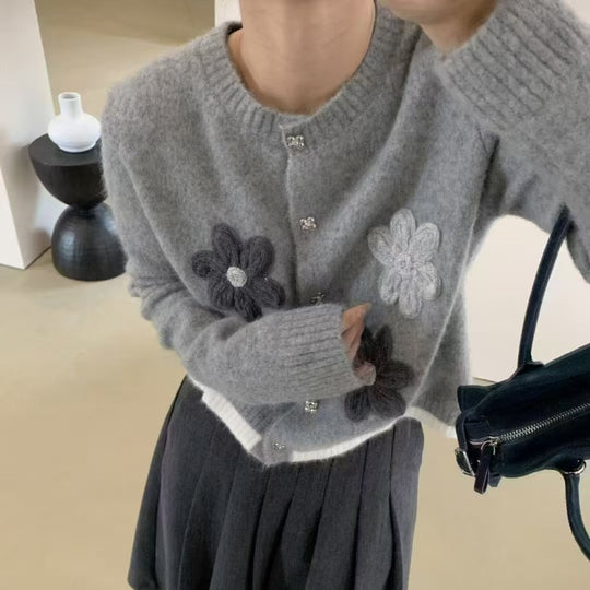Damen Strickjacke mit floralen Applikationen und Knopfdetails R&B