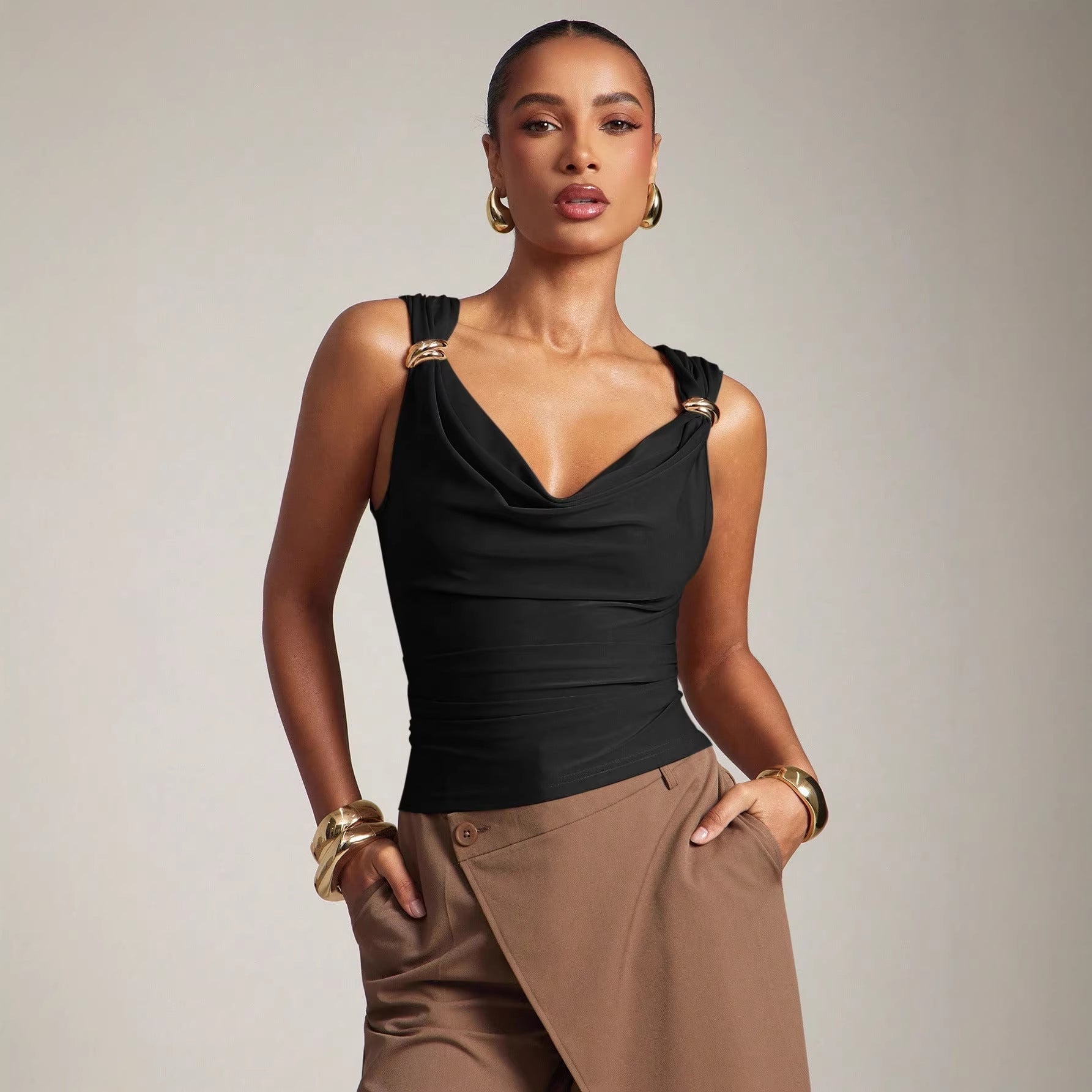 Damen nan figurbetontes Top mit drapiertem Ausschnitt und Schmuckringen an den Trägern R&B