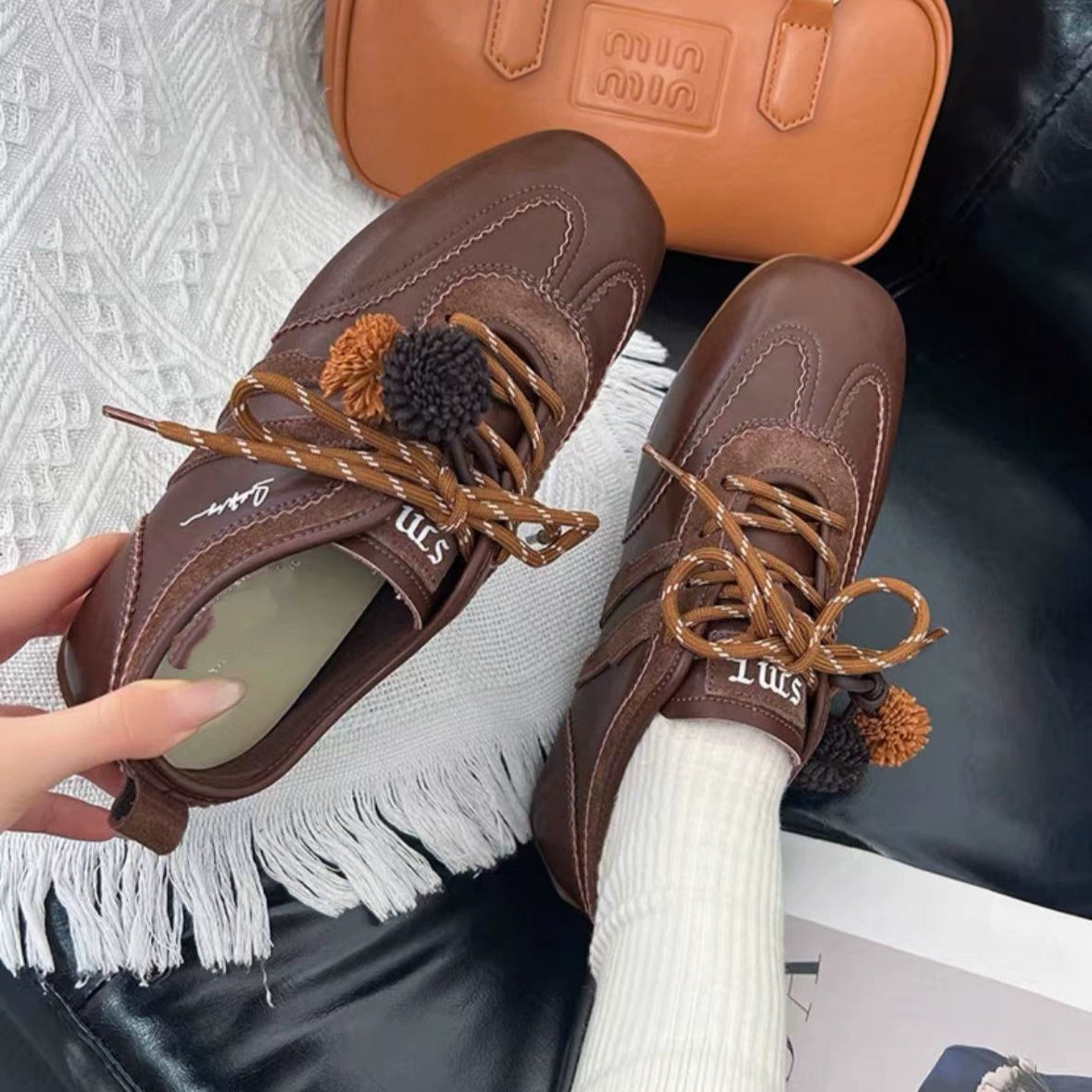 Damen Sneakers mit verspieltem Pompon-Design und bequemer Sohle R&B