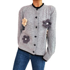 Damen Strickjacke mit floralem Design und dekorativen Herzknöpfen R&B