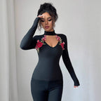 Damen nan taillierter Langarm-Body mit Stehkragen, V-Ausschnitt und floraler Stickapplikation R&B