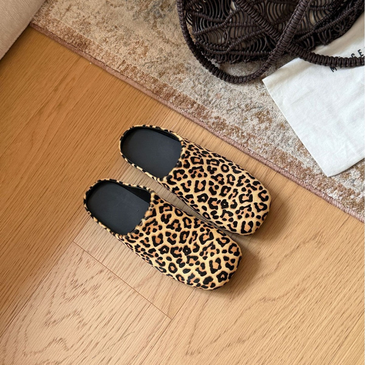 Damen Modische Clogs mit trendigem Leopardenmuster und ergonomischer Fußbettausstattung