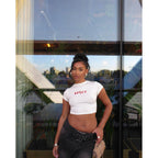 Damen cropped T-Shirt mit modernem Schriftzug und figurbetontem Schnitt R&B