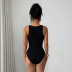 Damen Hochgeschnittener Badeanzug mit elegantem, rippierten Oberteil R&B