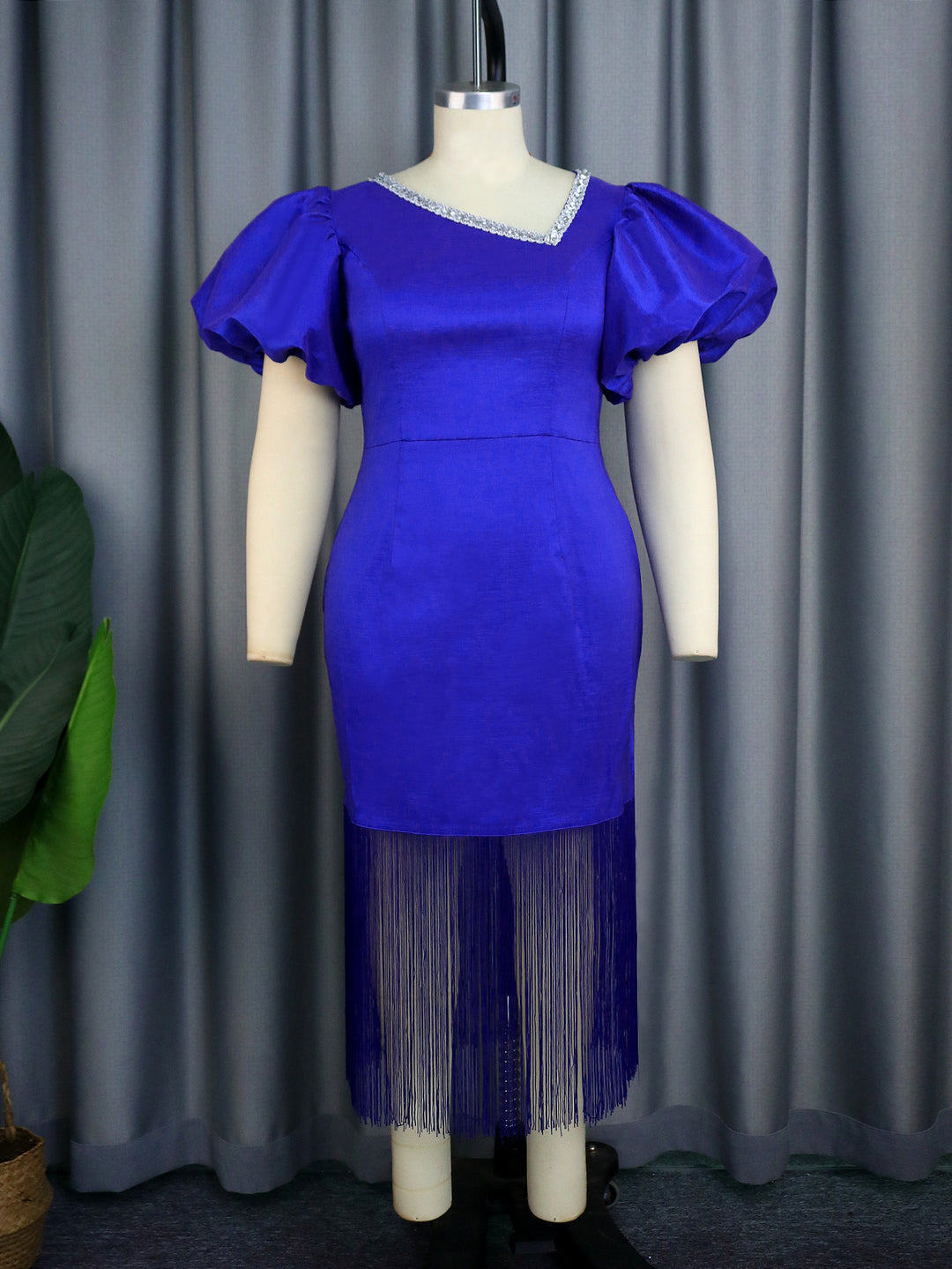Damen Glamouröses Abendkleid mit voluminösen Puffärmeln und Fransen Saum R&B