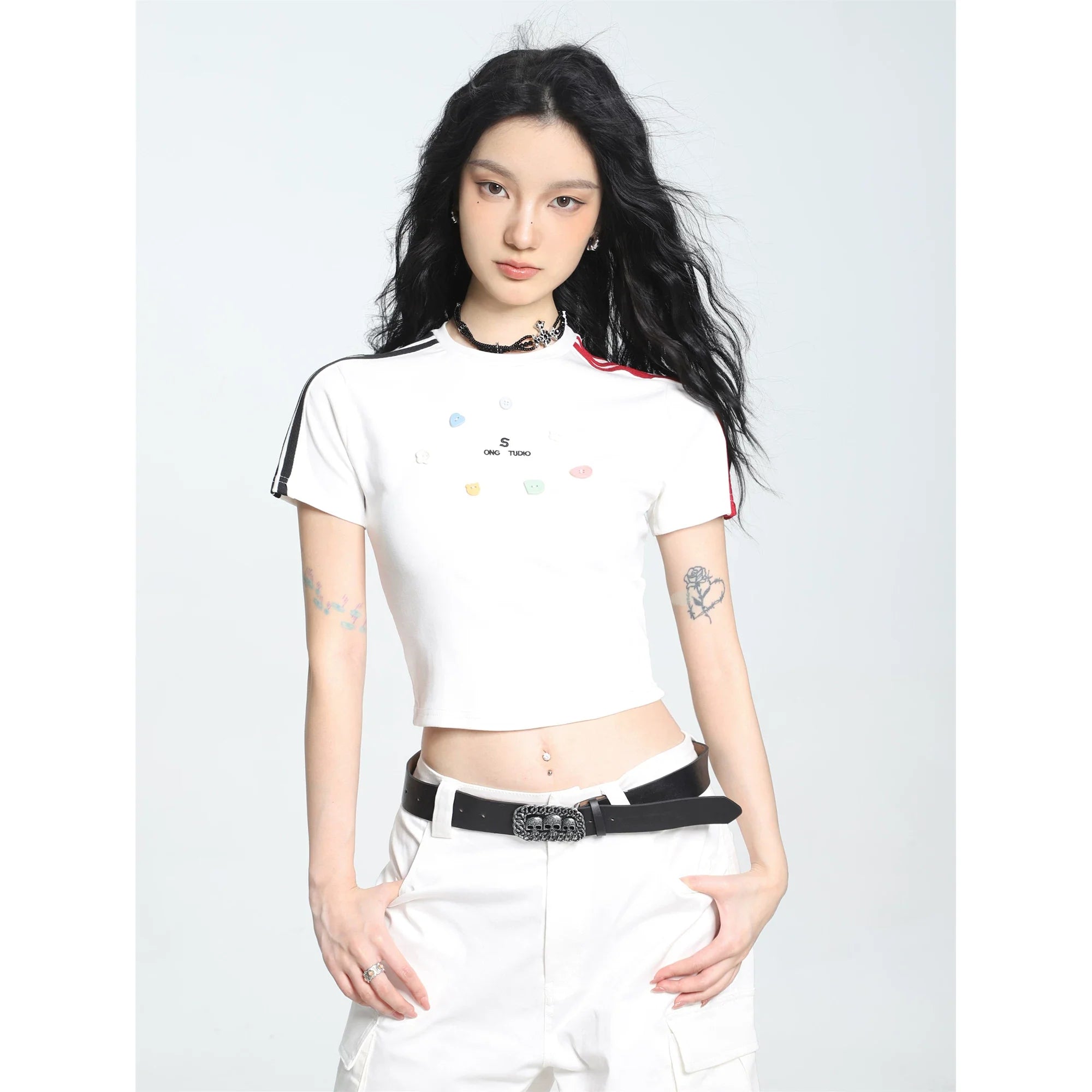Damen nan kurz geschnittenes tailliertes T-Shirt mit Zierknopf-Applikationen und Kontrastschulterstreifen R&B