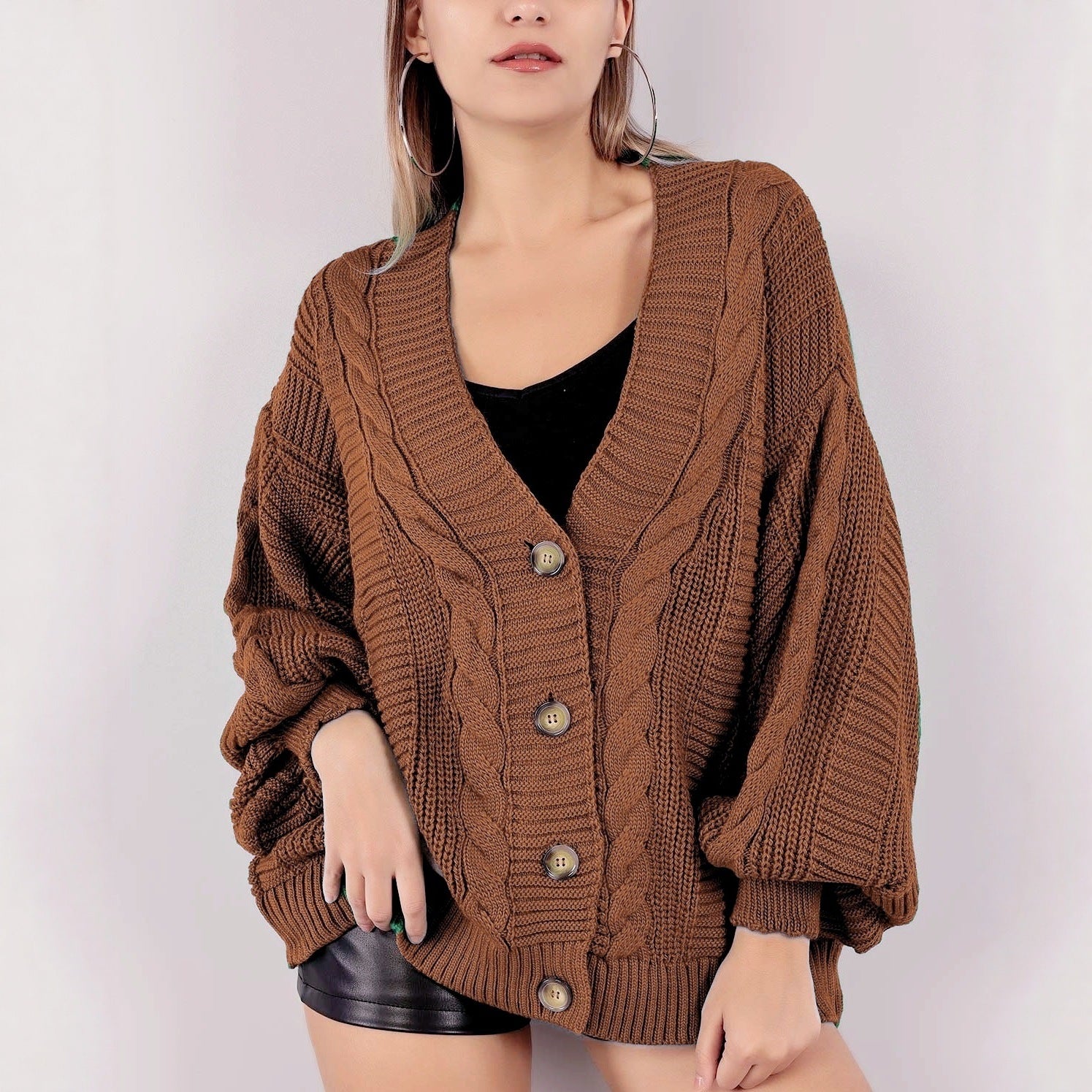 Damen Grobstrickjacke mit eleganter Knopfleiste und voluminösen Puffärmeln R&B