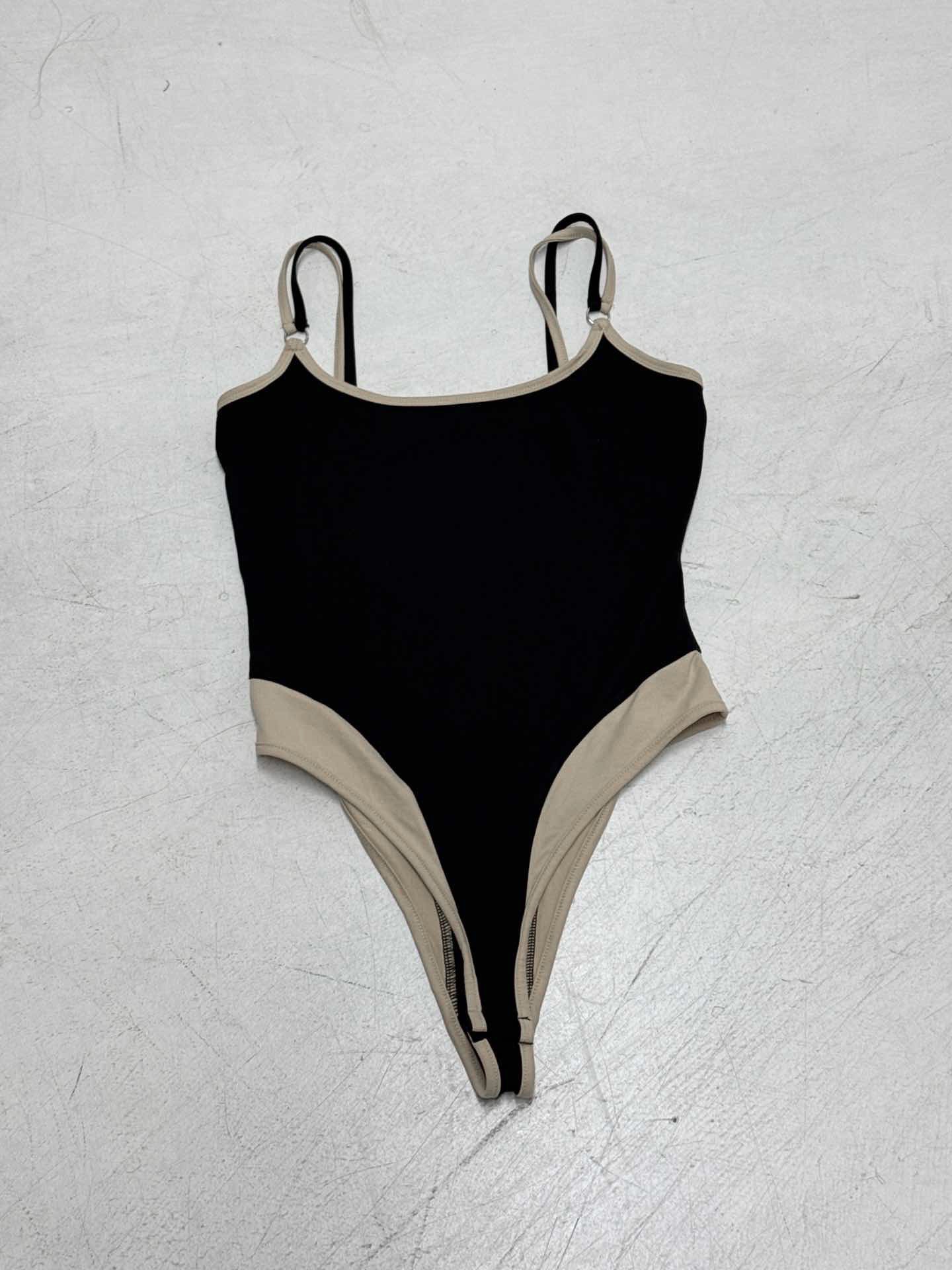 Frauen Einteiler Badeanzug mit raffiniertem Design und verstellbaren Trägern R&B