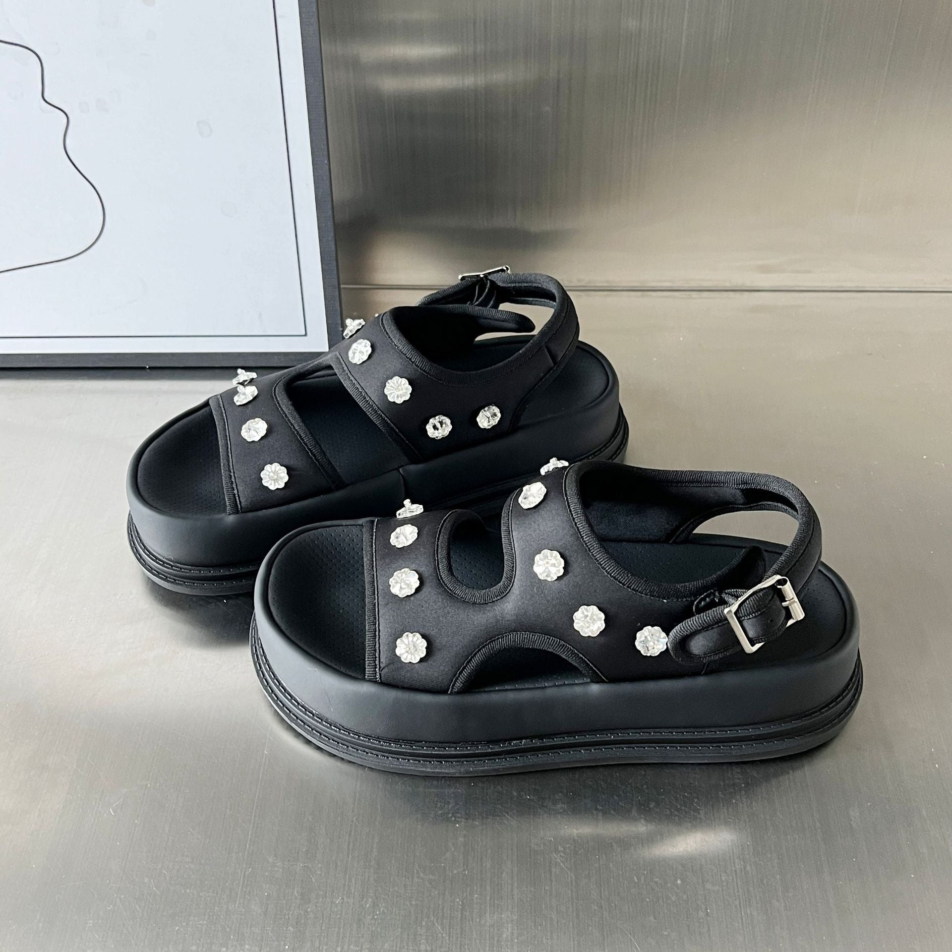 Damen modische Sandalen mit luxuriösen Verzierungen R&B