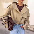 Damen modische Kurzjacke im minimalistischen Design mit lässigem Schnitt und praktischen Details R&B