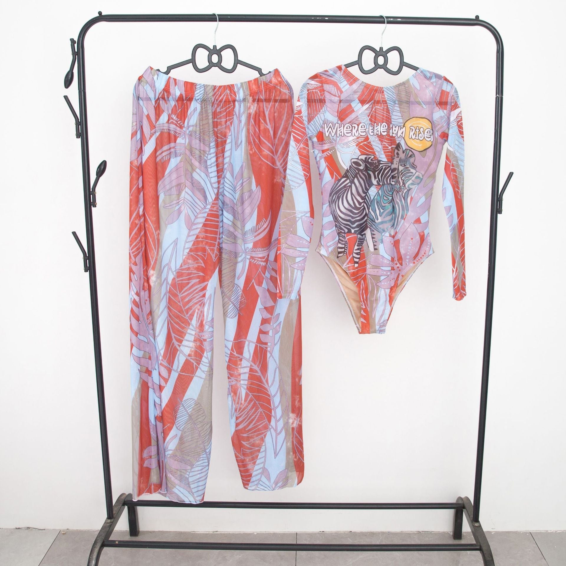 Damen modisches Badeoutfit mit langärmeligen Oberteil und lässigen Pants R&B