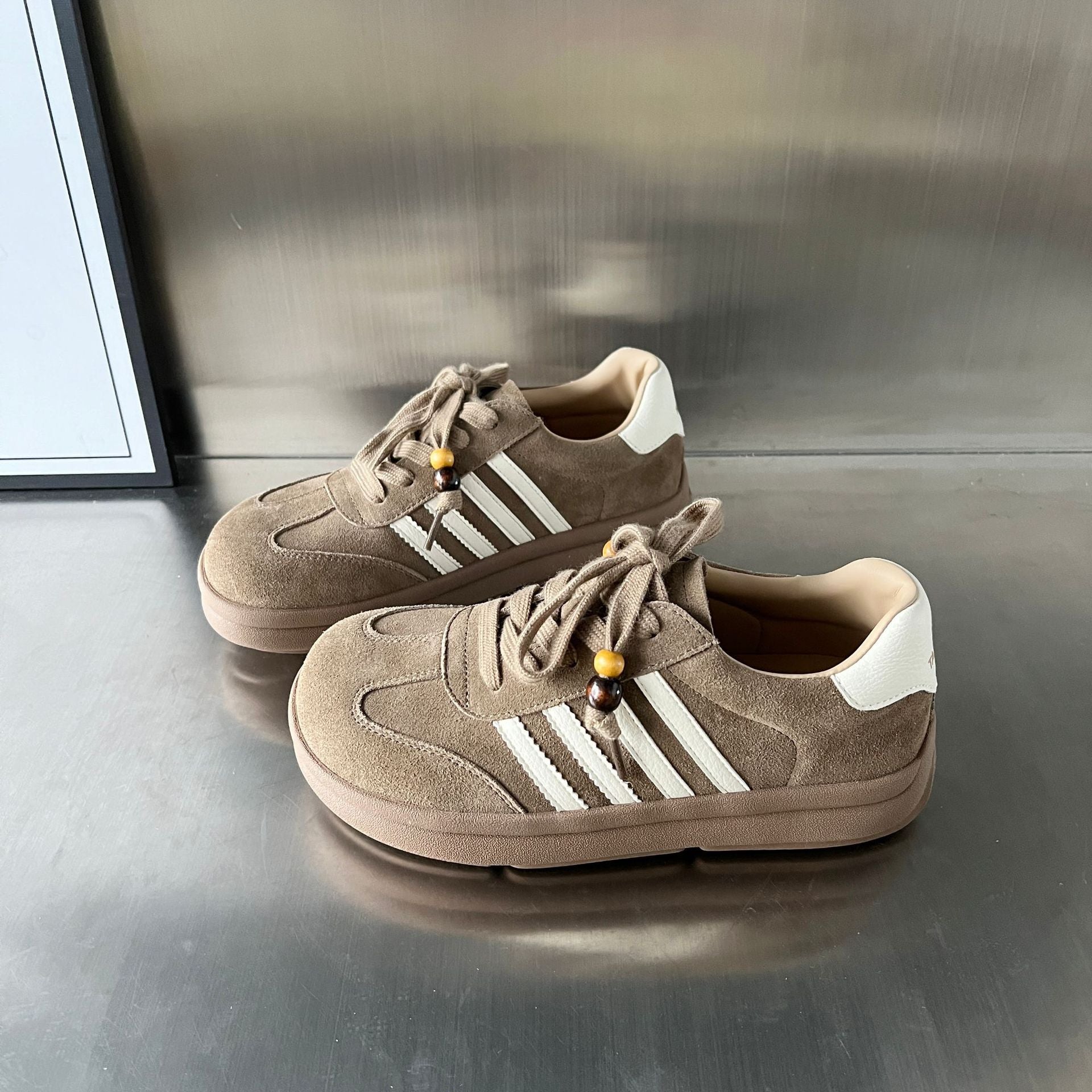 Damen Sneakers aus weichem Wildleder mit modischen Akzenten R&B