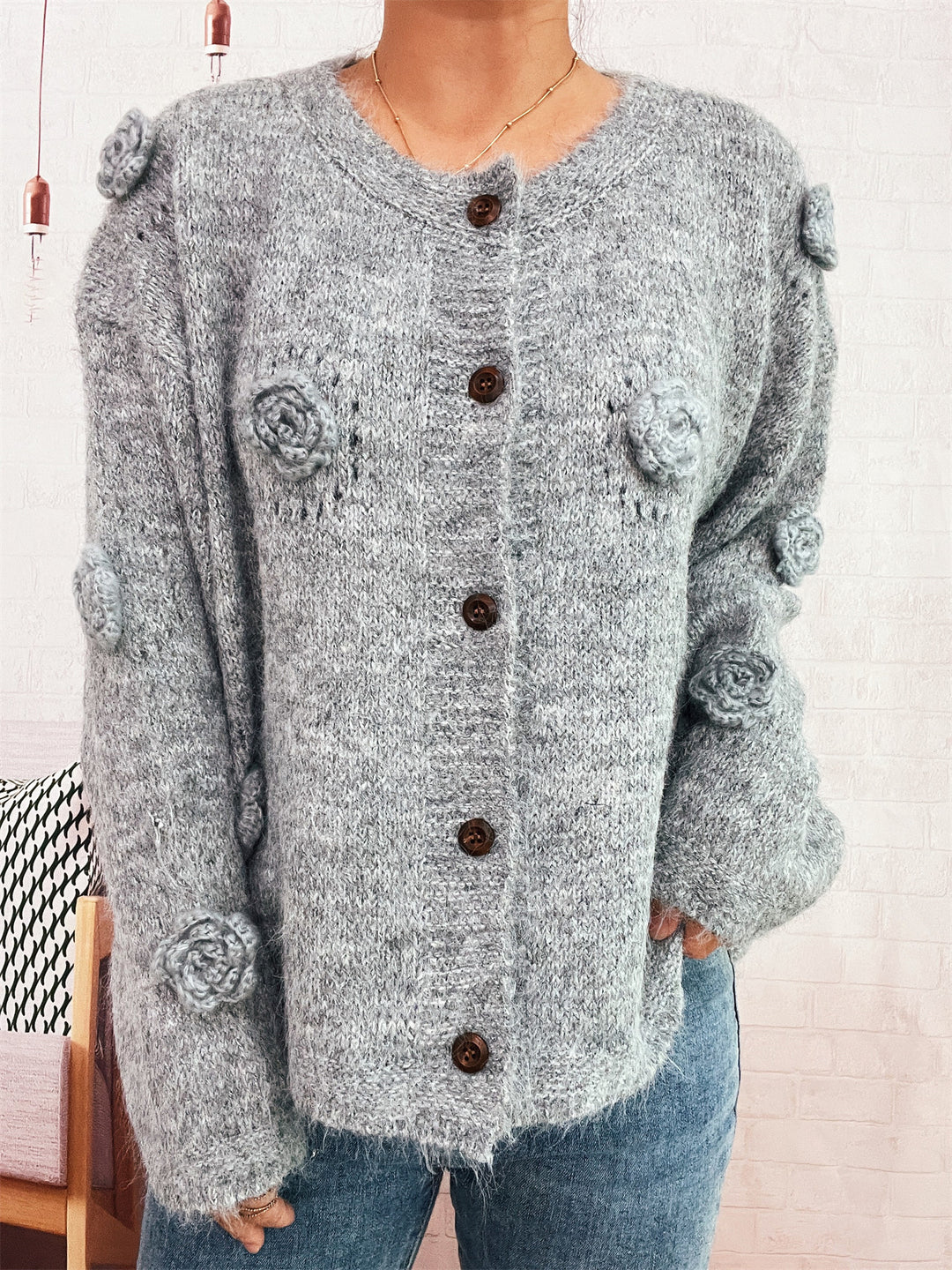 Damen Strickjacke mit floralen Applikationen und dekorativen Knöpfen R&B