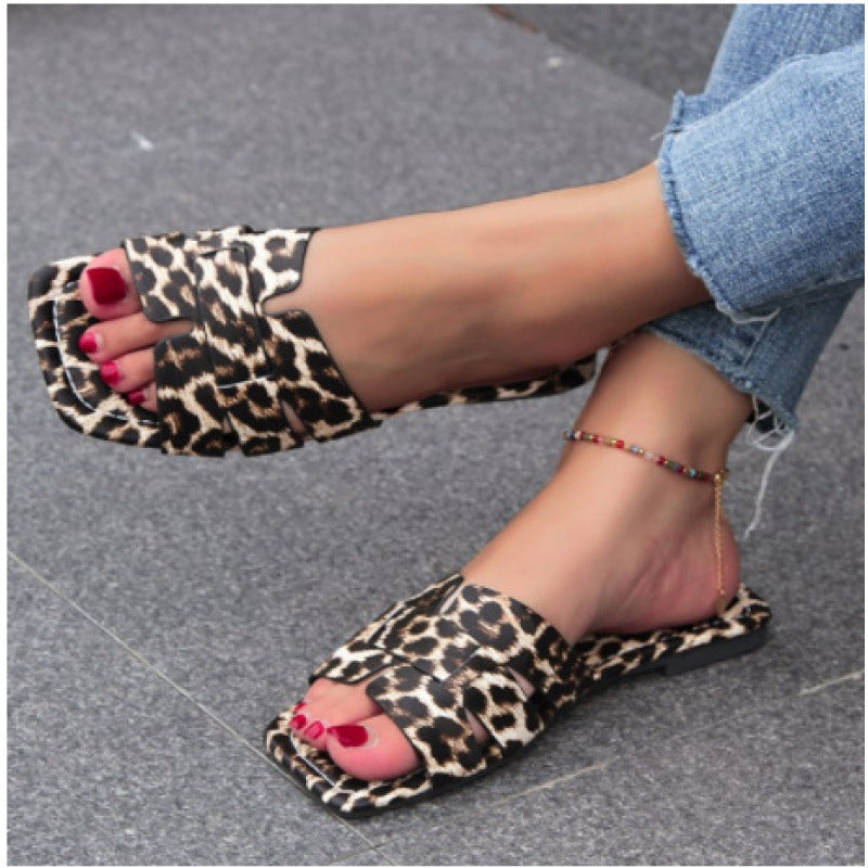 Damen modische Slip-On Sandalen mit Leopardenmuster und bequemer Fußbettgestaltung R&B