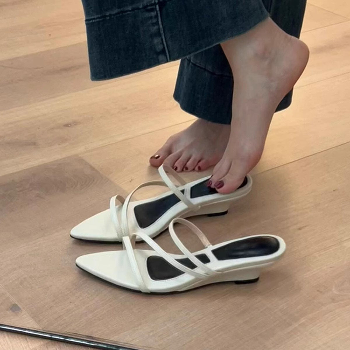 Damen Slingback Mules mit elegantem Riemen und spitzem Zehenbereich R&B