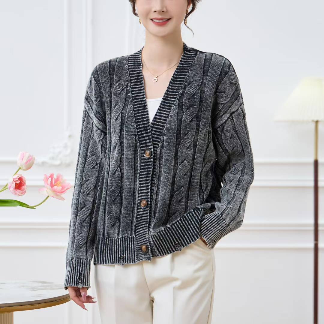 Damen Gemusterter Strickcardigan mit Zopfmuster und Knopfdetails
