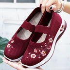 Damen Sportliche Slip-On Sneakers mit floralem Stickdesign