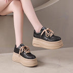 Damen Plateausneaker mit robustem Obermaterial und modischer Schnürung