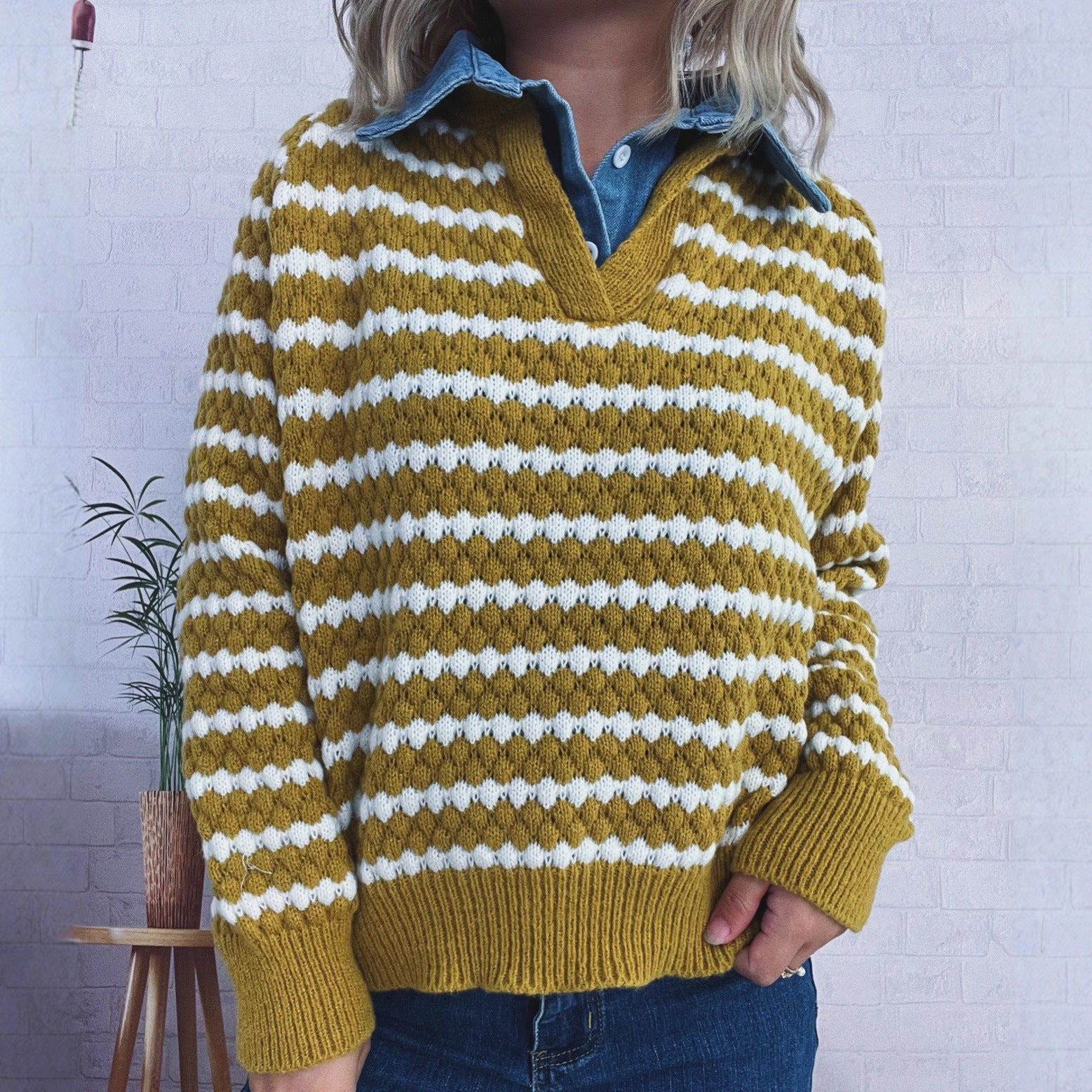 Damen Strickpullover mit tiefem V-Ausschnitt und markantem Streifenmuster R&B
