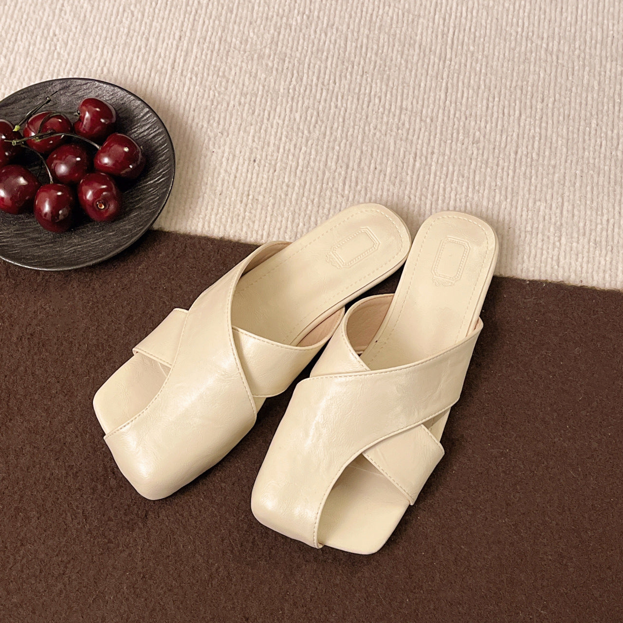 Damen modische Slipper Sandalen mit breitem Riemen und eleganter Schnalle R&B