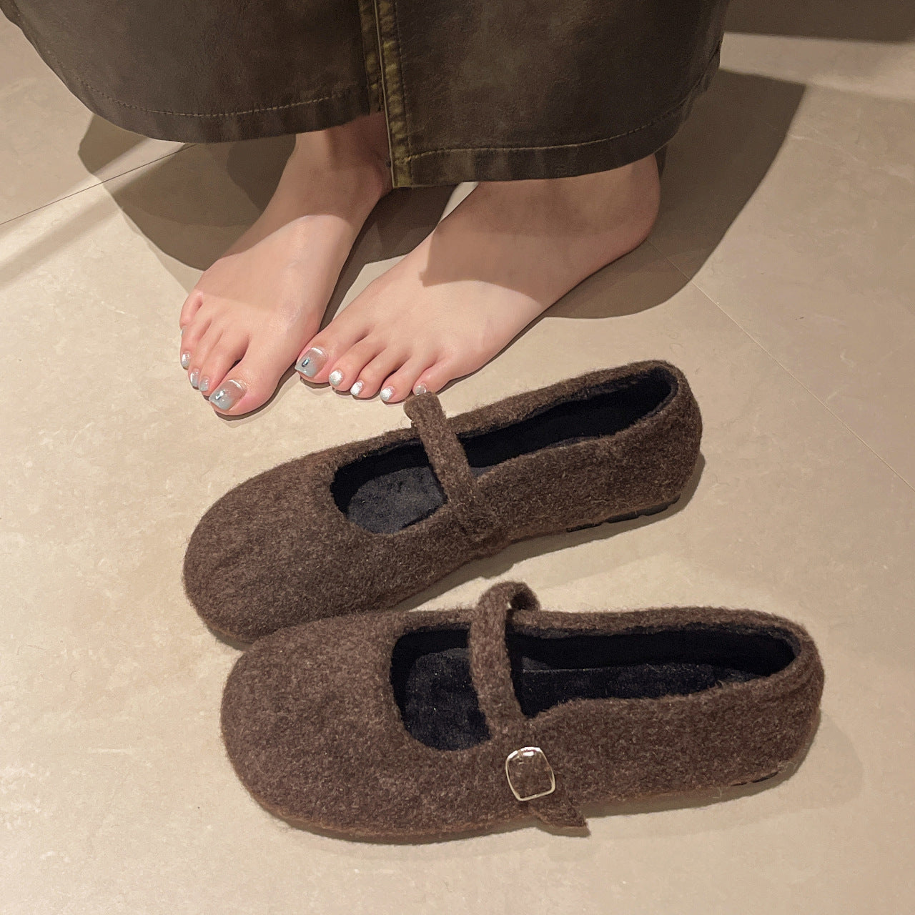 Damen Filzschuhe mit elegantem Riemchen und bequemer Sohle R&B
