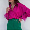 Damen Bluse mit extravaganten Federdetails und schimmerndem Satin