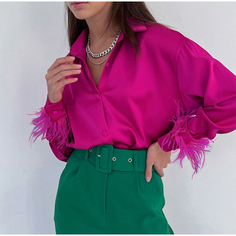 Damen Bluse mit extravaganten Federdetails und schimmerndem Satin