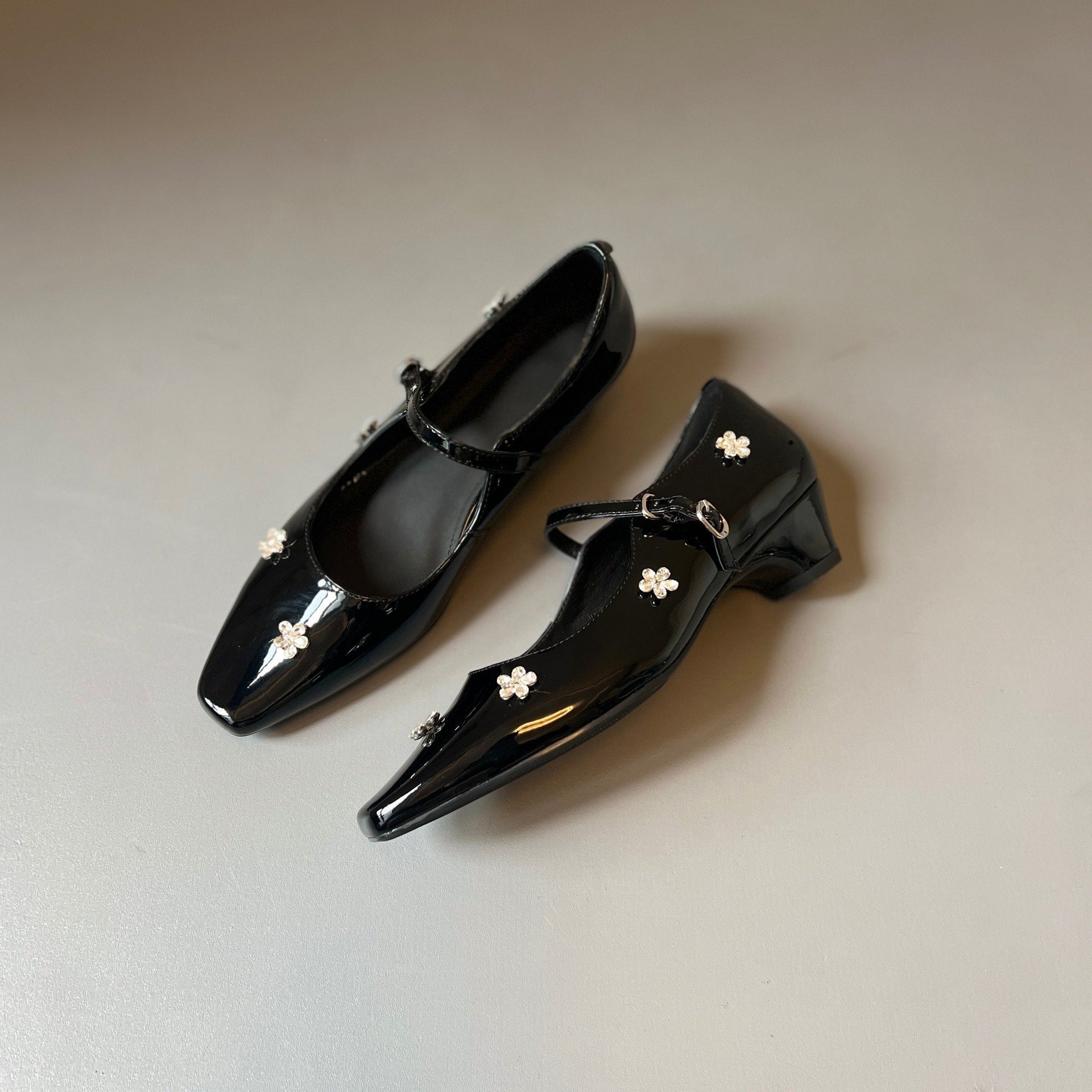 Damen Ballerinas mit blumigen Verzierungen und glänzender Lackoberfläche