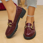 Damen nan glänzende Krokoprägung Loafer mit profilierter Traktorsohle und goldener Zierschnalle R&B
