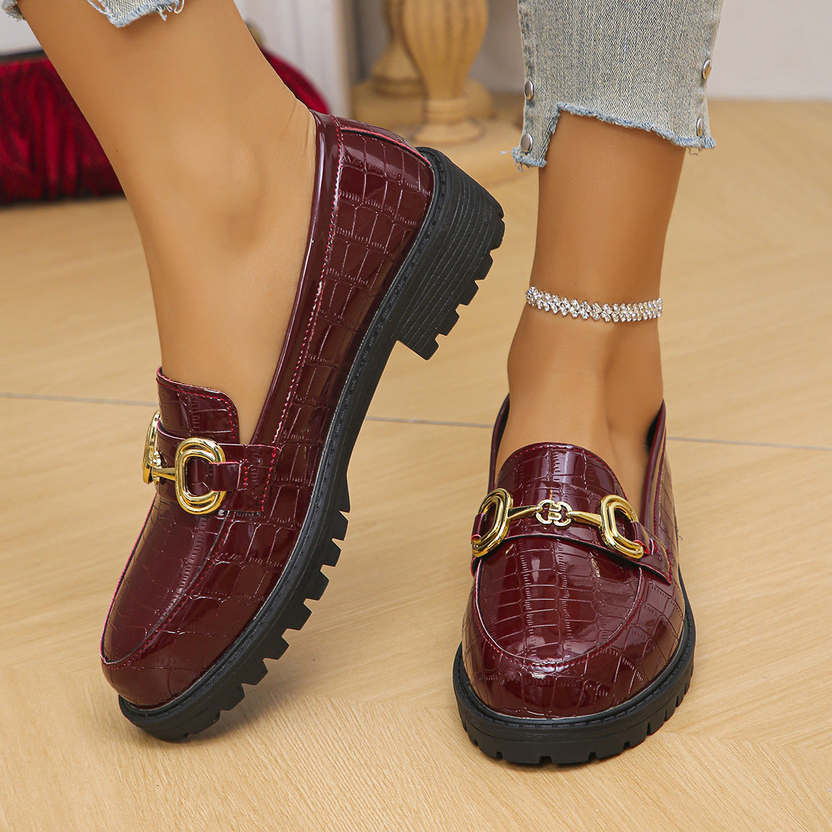 Damen nan glänzende Krokoprägung Loafer mit profilierter Traktorsohle und goldener Zierschnalle R&B
