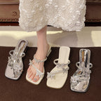 Damen Elegante Sandalen mit funkelnden Schmetterlingsapplikationen und komfortablem Blockabsatz EB