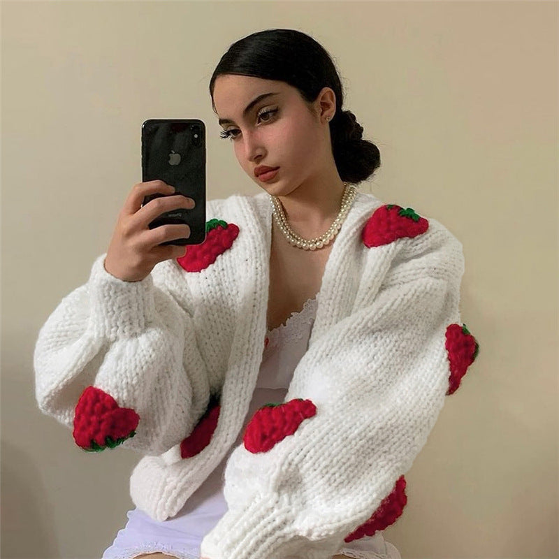 Damen Strickjacke mit Erdbeer-Applikationen und weit geschnittenen Ärmeln R&B