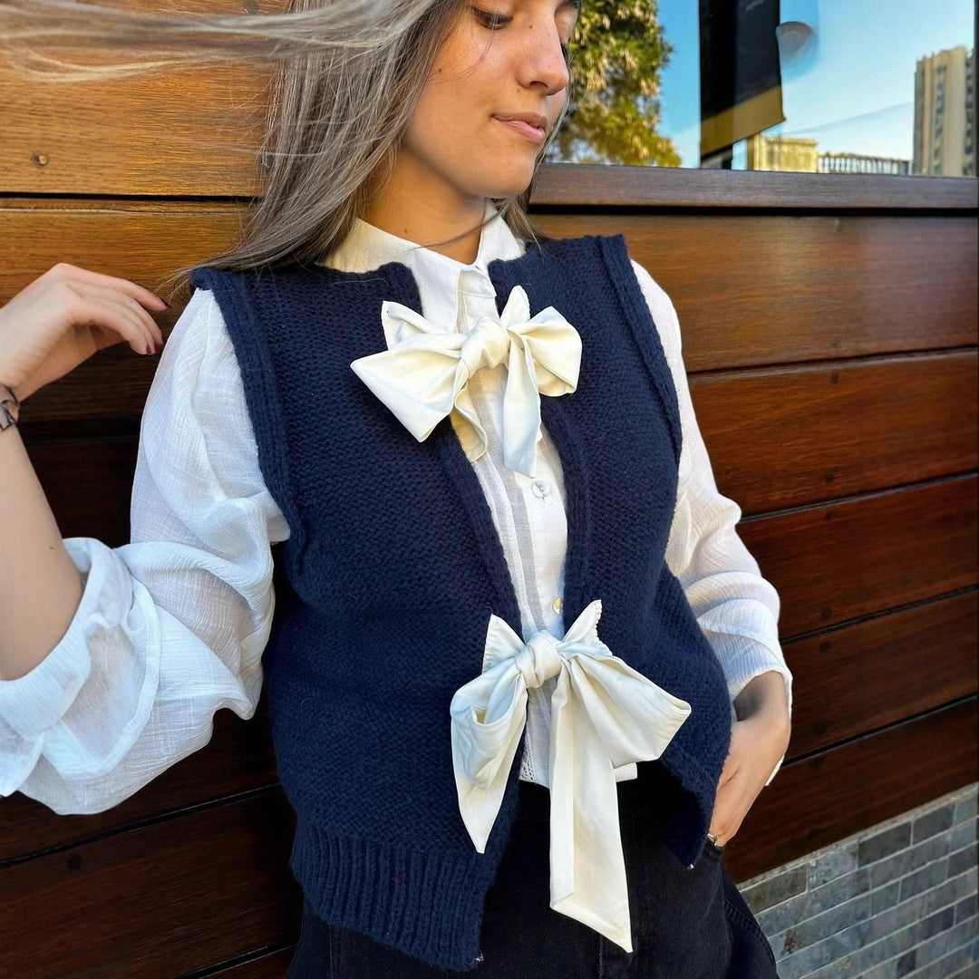 Damen Strickweste mit elegantem Rückendetail und Schleifenverzierung R&B