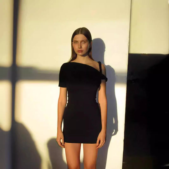 Damen Figurbetontes Minikleid mit asymmetrischem Trägerdesign R&B