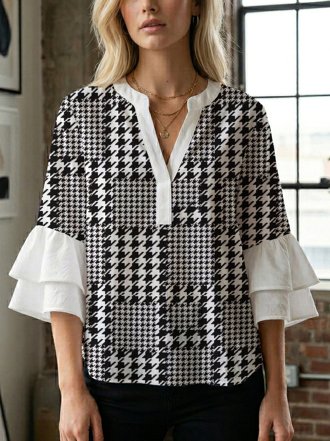 Damen Bluse mit voluminösen Rüschenärmeln und modernem Motiv R&B