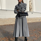 Damen elegantes und modernes Anzugset mit tailliertem Blazer und schwingendem Rock R&B