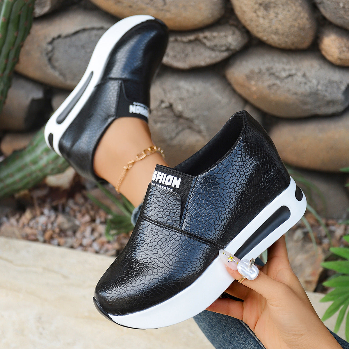 Damen Modische Slip-On Sneakers mit schickem Krokodesign und dämpfendem Fußbett R&B