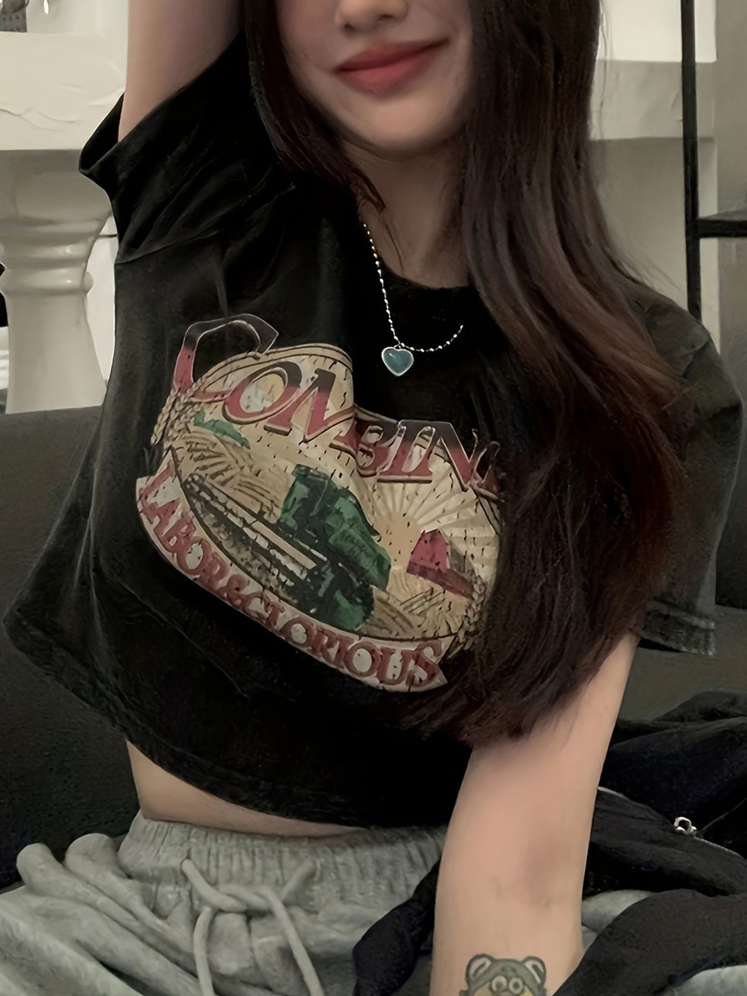 Damen Crop-T-Shirt mit kreativem Augenmotiv und Tourdruck R&B