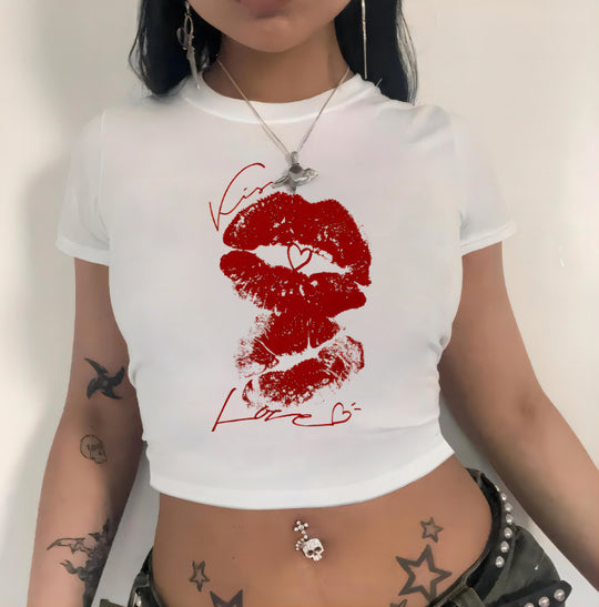 Damen Crop-T-Shirt mit animalistischem Lippenmotiv und auffälligem Schriftzug R&B