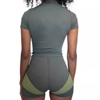 Damen Sportliches Set mit kurzem Oberteil und enganliegenden Shorts R&B