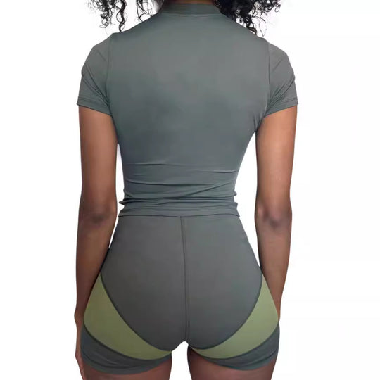Damen Sportliches Set mit kurzem Oberteil und enganliegenden Shorts R&B