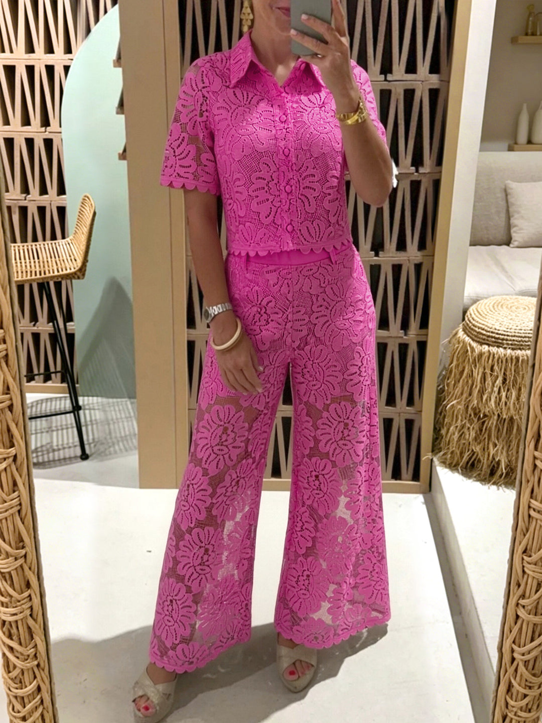 Damen nan elegante Spitzenkombination mit kurzärmeliger Hemdbluse, Muschelsaum und taillierter Palazzohose mit Bindegürtel R&B