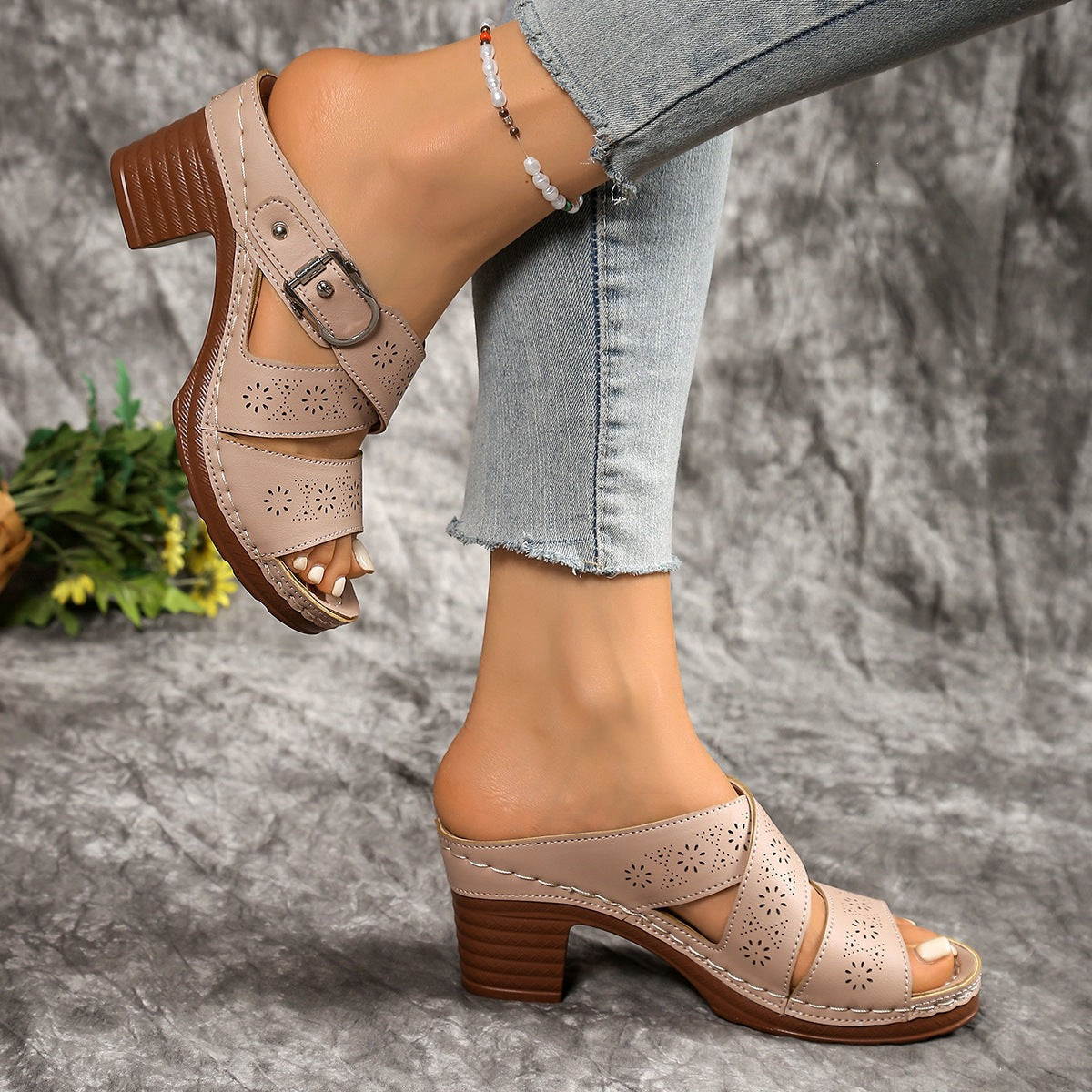 Damen Design-Sandalen mit verstellbarem Riemen und geschmackvoller Perforierung R&B