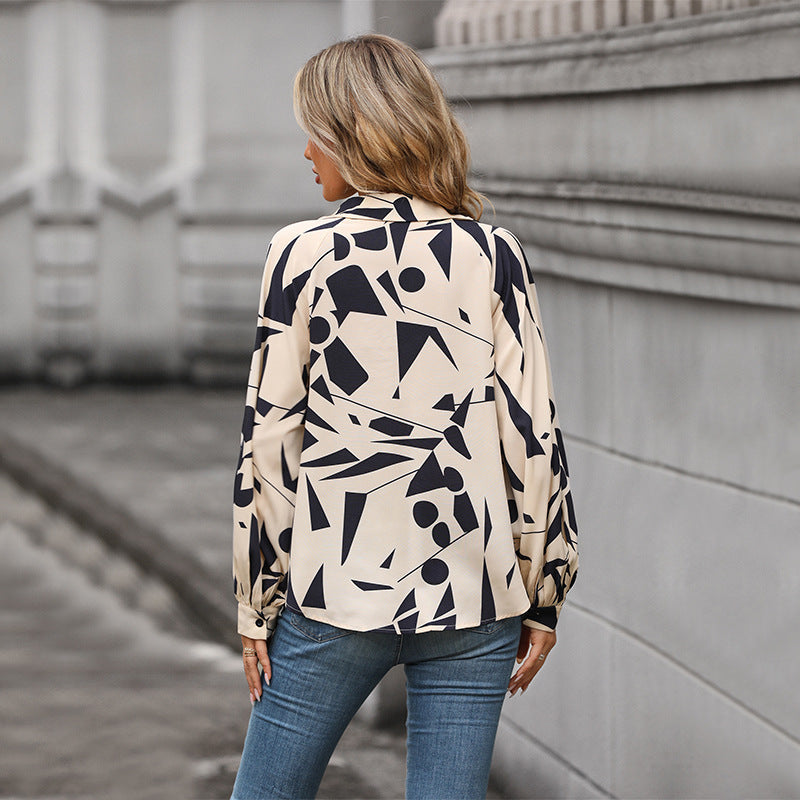 Damen Bluse mit modernem grafischen Design und V-Ausschnitt R&B