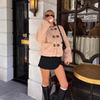 Damen modische Teddyjacke mit vintage Knopfdetails und aufgesetzten Taschen R&B