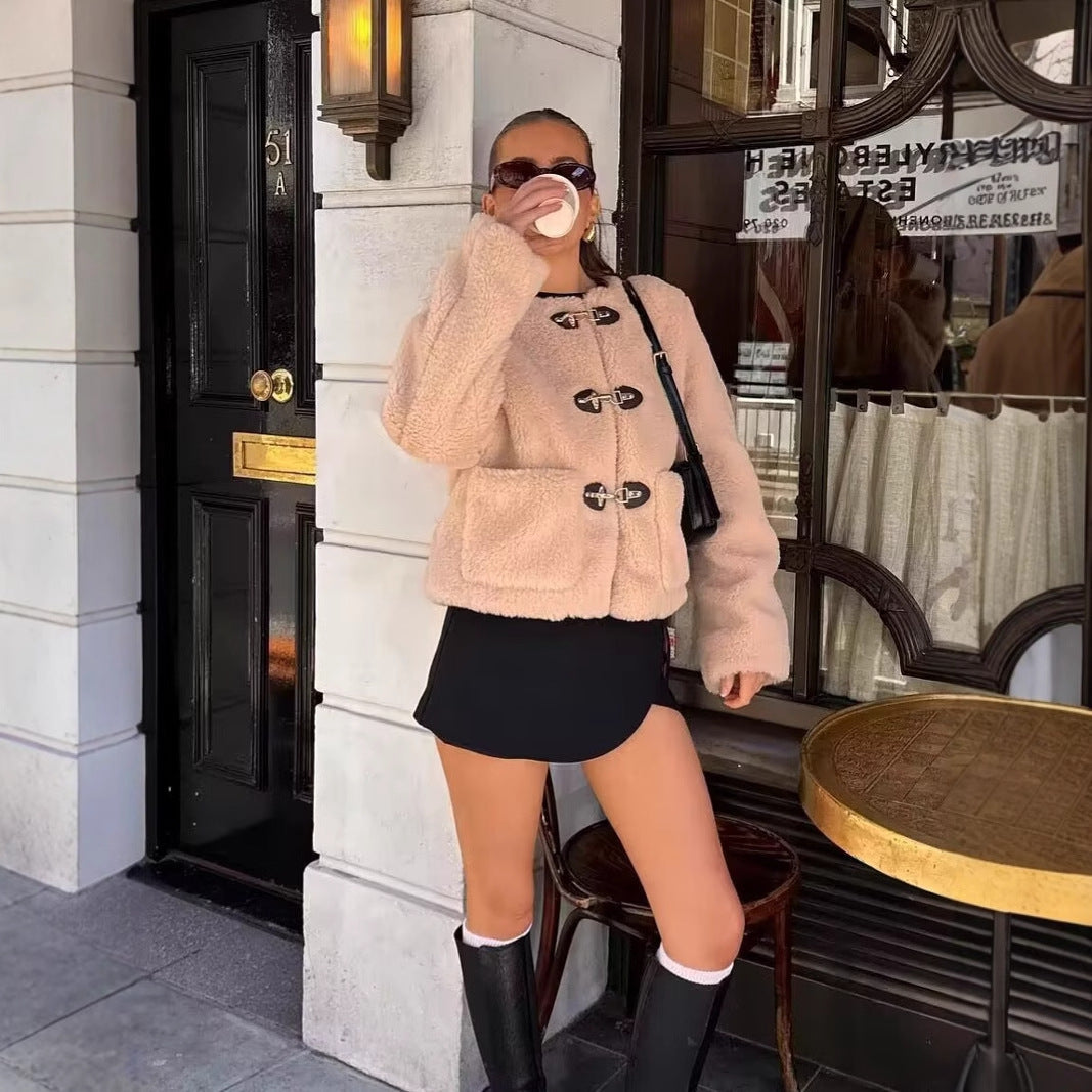 Damen modische Teddyjacke mit vintage Knopfdetails und aufgesetzten Taschen R&B