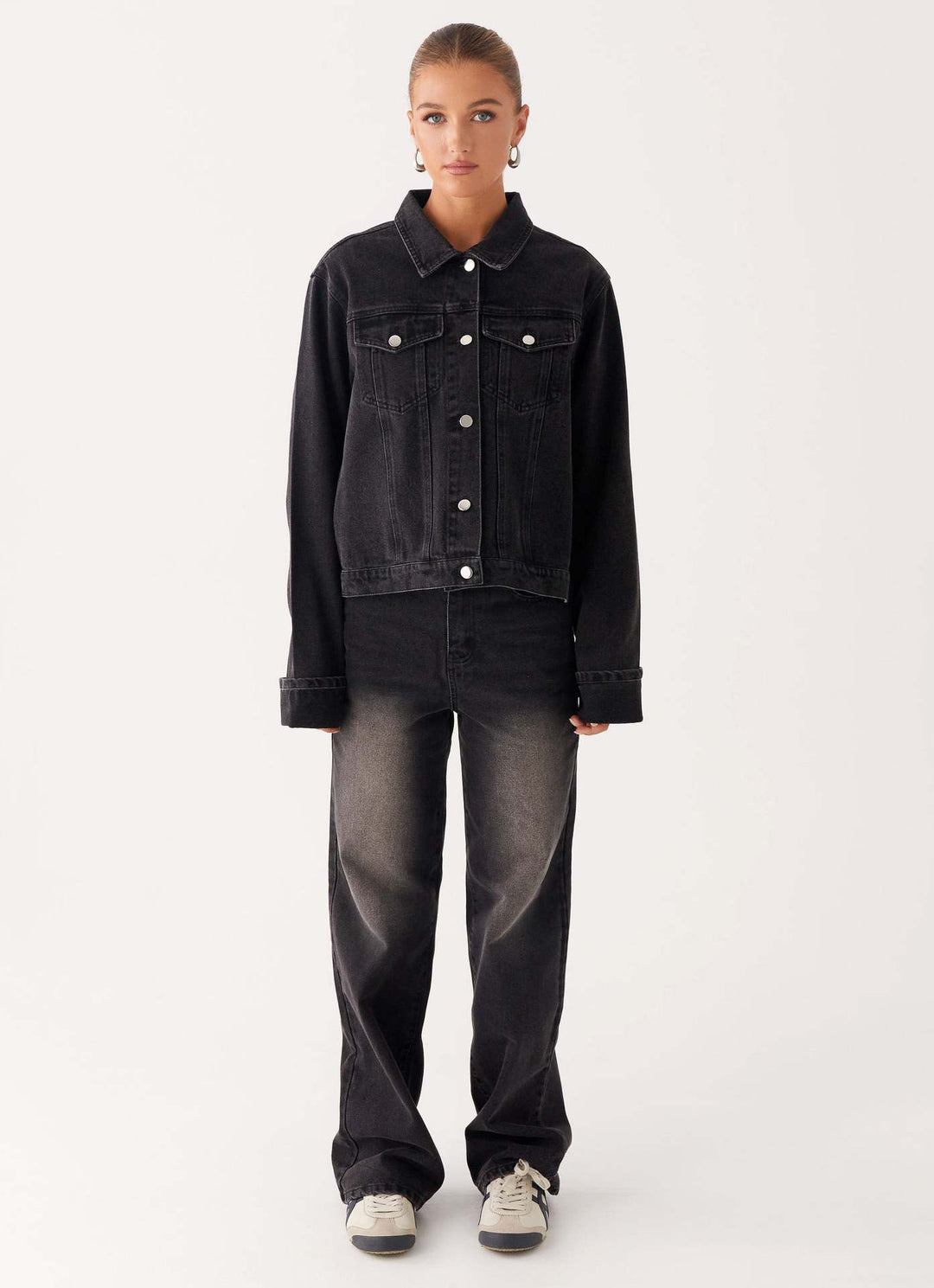 Damen trendige Denimjacke im lässigen Schnitt mit aufgesetzten Taschen und Knopfdetails R&B