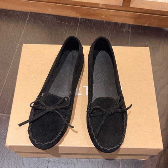 Damen Mokassins aus weichem Veloursleder mit dekorativem Band R&B
