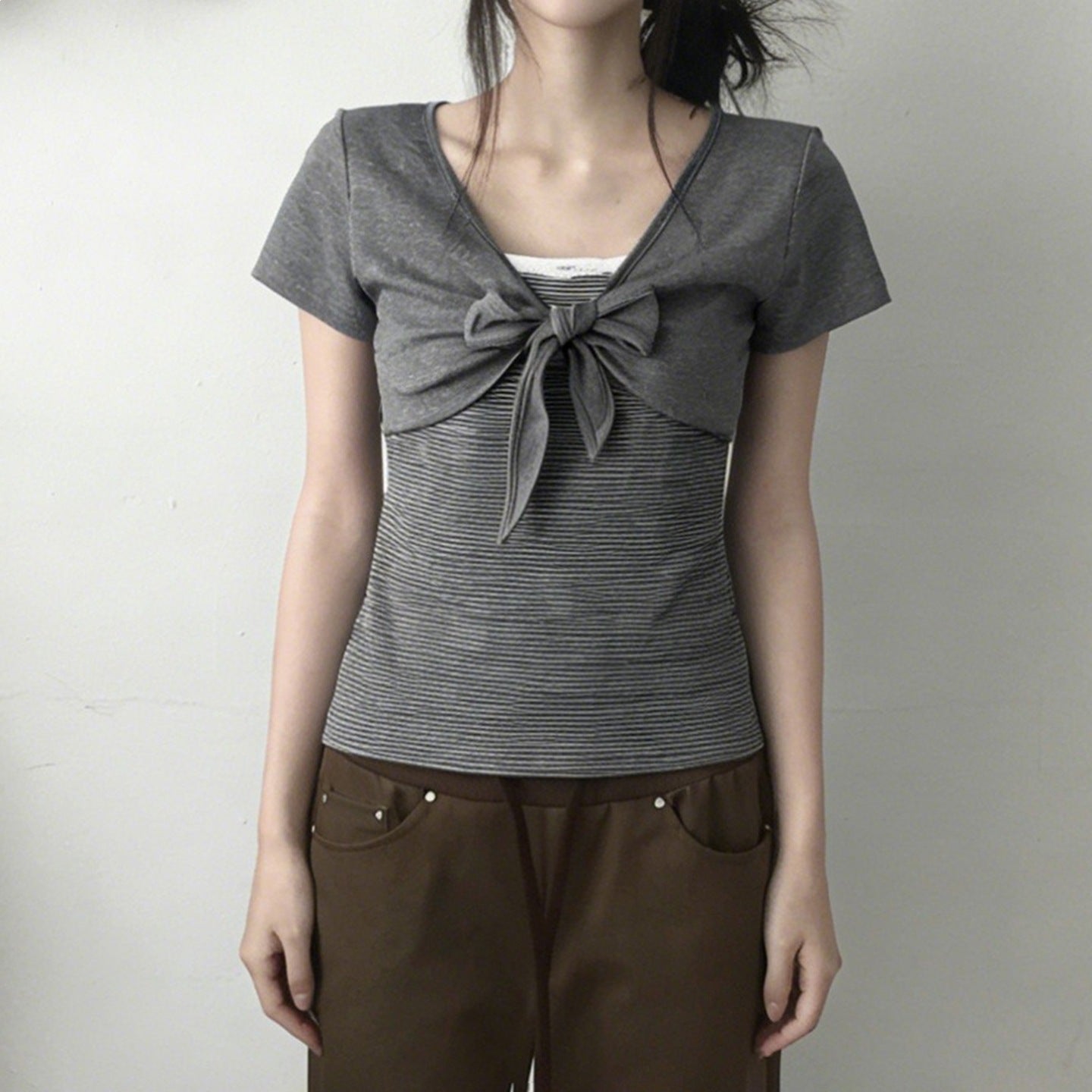 Damen kurzes T-Shirt mit Knoten-Detail und gestreiftem Design R&B